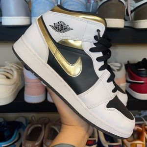 Air jordan 1 mid white gold grade school size 7 shoe